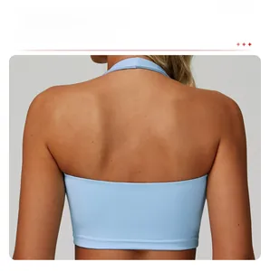 Détail de la brassière de sport dos nu bleu clair montrant la coupe évidée et le tissu