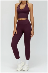 Détail de l'ensemble de yoga côtelé sans couture violet foncé avec brassière et legging