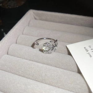 Macro di anello a piuma in argento con zirconi su espositore di velluto grigio