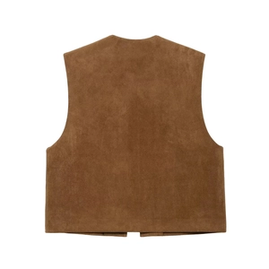 Vista posteriore dettagliata di un gilet in pelle scamosciata marrone con trama liscia