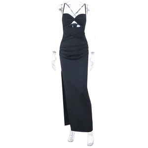 Sexy zwarte nauwsluitende maxi-jurk met cut-out en zijsplit voor een slanke pasvorm