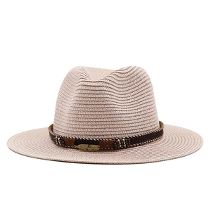 Chapeau de cowboy en paille classique avec ruban tressé et breloque feuille vintage