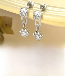 Detailed view of silver cat paw earring with heart zircon and paperclip design