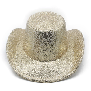 Nahaufnahme von glitzernden Goldpailletten auf einem breitkrempigen Party-Cowboyhut