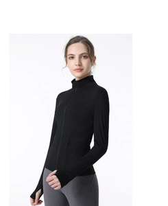 Détail de la veste de sport noire avec fermeture éclair, passe-pouces et col montant