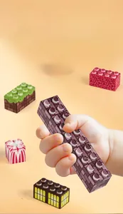 Détail de gros blocs de construction colorés conçus pour éviter l'ingestion