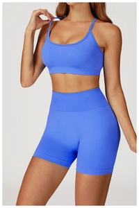 Détail d'un ensemble short de yoga taille haute sans couture bleu et brassière de sport