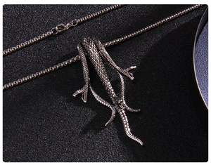 Gros plan du pendentif serpent à deux têtes avec écailles et détails de style punk
