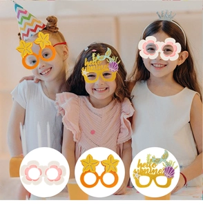 Trois jeunes filles portant des lunettes de fête créatives pour anniversaires et été