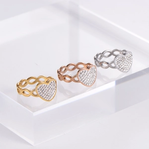 Tre anelli a cuore in oro, oro rosa e argento con pavé di cristalli e fascia intrecciata