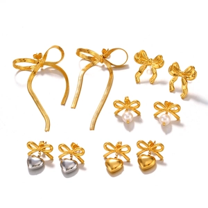 Collection de boucles d'oreilles nœud en acier doré 18K avec breloques cœur et perle