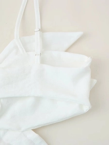 Détail de la boucle métallique réglable et texture fibreuse sur débardeur blanc en lin