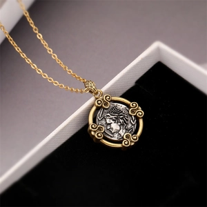 Vue macro du pendentif pièce vintage avec cadre nuage doré et relief en argent gaufré