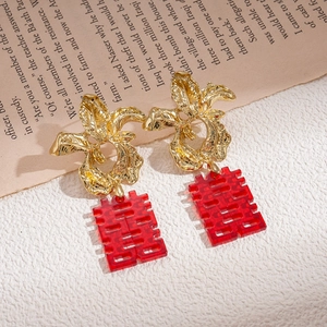 Orecchini a fiore dorati con pendente Double Happiness rosso su carta vintage