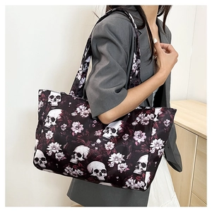 Vue détaillée du grand sac cabas avec motif vintage de crâne et fleurs imprimées