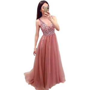 Robe de soirée rose avec décolleté plongeant à paillettes et jupe à volants en tulle