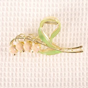 Eleganter Maiglöckchen-Haarkrebs mit grünen Blättern und rosa Blüten auf weißem Hintergrund