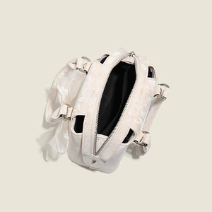 Sac Boston chic beige avec nœud en dentelle et large ouverture avec doublure noire