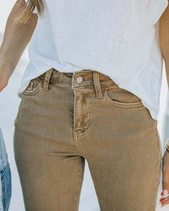 Detailansicht der khakifarbenen High-Waist-Jeans mit Knopfverschluss und Denim-Struktur