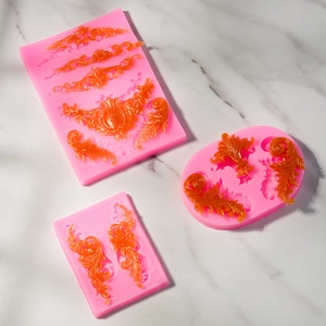 Detailopname van siliconen mallen met barokke bloempatronen en harsresultaten voor fondant