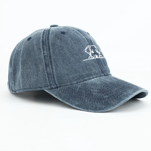 Detailansicht einer gewaschenen Jeans-Baseballkappe mit weißer Hunde-Stickerei