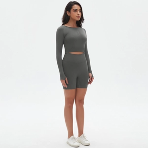 Details des anthrazitfarbenen nahtlosen Yoga-Sets mit Daumenlöchern und High-Waist-Sportshorts