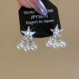 Orecchini a stella in argento con pietre di zircone e tre perle bianche pendenti eleganti