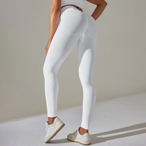Gros plan détaillé du legging de yoga blanc sans couture à taille haute et côtelé