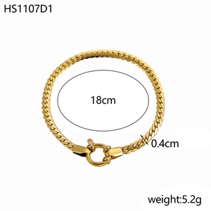 Detailed view of 18cm gold-plated stainless steel chain with 0.4cm width and spring clasp