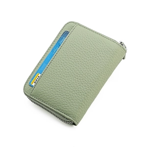 Portacarte a fisarmonica in pelle verde con grana litchi e slot esterno su sfondo bianco