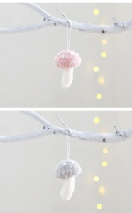 Dettaglio di funghi in feltro rosa e grigio per decorazioni dell'albero di Natale