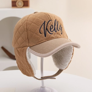 Detail der Winter-Baseballkappe mit gesteppter Krone, Ohrenklappen und Kelly-Stickerei