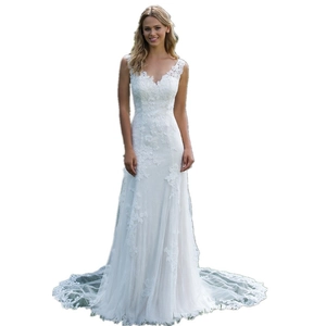 Robe de mariée élégante en dentelle blanche avec col en V et traîne sirène