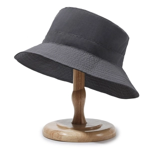 Chapeau bob gris foncé imperméable pour hommes et femmes sur un support en bois