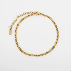 Detailed macro view of gold-plated Cuban chain with lobster clasp and K18 hallmark tag