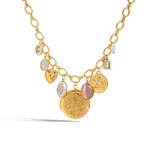 Gedetailleerde close-up van vintage goudkleurige gelaagde ketting met hartjes en hangers