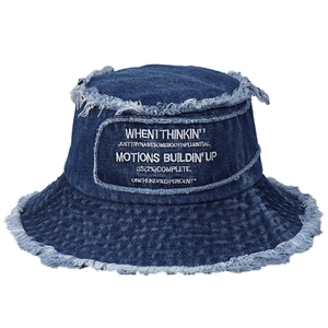 Cappello da pescatore in denim lavato blu scuro con ricamo bianco e bordi sfilacciati unisex