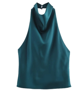 Détail du haut dos nu en satin de soie bleu paon avec d'élégants plis drapés
