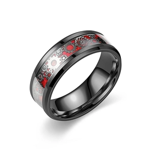 Détail d'une bague steampunk avec engrenages, bords en acier noir et fibre de carbone rouge