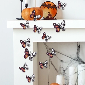 Détails de papillons 3D d'Halloween avec crânes décorant une cheminée blanche