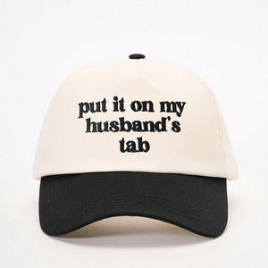 Casquette de baseball bicolore avec broderie 'put it on my husband's tab' crème et noir