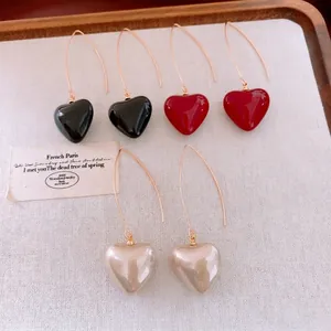 Boucles d'oreilles cœur élégantes avec crochets dorés en noir, rouge et blanc perle