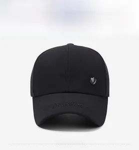 Dettaglio del cappello nero con ricamo Fashion e logo a scudo in metallo