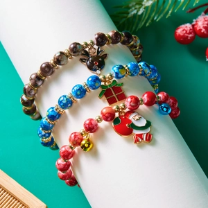 Detailansicht der bunten Weihnachtsperlenarmbänder mit Weihnachtsmann- und Rentier-Anhängern