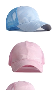 Vista dettagliata di cappellini da baseball in rete mimetica rosa e blu con protezione solare