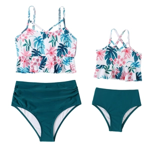 Bikini coordinato madre-figlia con volant floreali e slip verdi a vita alta