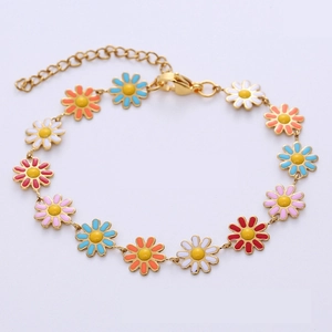 Détail du bracelet chaîne marguerites colorées avec finition dorée et fermoir ajustable