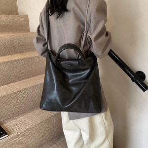 Grande borsa tote retrò in ecopelle da donna vista posteriore con modella reale