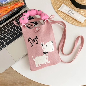 Dettaglio della trama in maglia della borsa rosa con motivo a cane e manico morbido