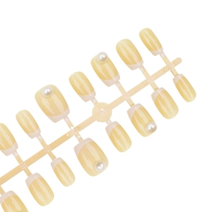 Lichtgele French persnagels set met elegante witte tips en 3D parel accenten
